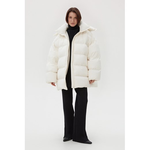 Estro: Jasnobeżowa pikowana kurtka damska puffer z wysokim kołnierzem Estro S Estro