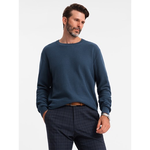 Męski sweter RELAXED FIT z dzianiny o diamentowym splocie – granatowy V2 OM-SWSW-0110 ze sklepu ombre w kategorii Swetry męskie - zdjęcie 176539019