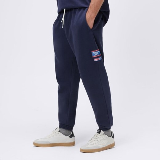 reebok spodnie ri badge 100205446 ze sklepu 50style.pl w kategorii Spodnie męskie - zdjęcie 176551338