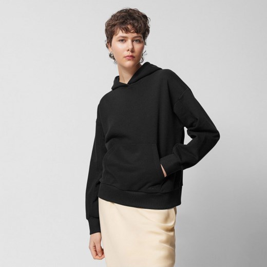 Damska bluza dresowa nierozpinana z kapturem Outhorn OTHWSS24TSWSF1154 - czarna ze sklepu Sportstylestory.com w kategorii Bluzy damskie - zdjęcie 176552088