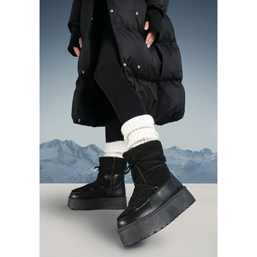 Czarne Śniegowce Vices na Grubej Podeszwie Ozdobione Sznurowaniem i Futerkiem Ravanelle ze sklepu born2be.pl w kategorii Śniegowce damskie - zdjęcie 176561986