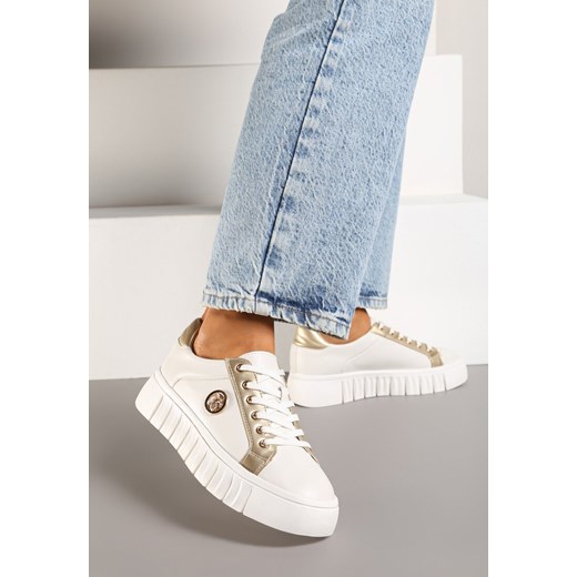 Biało-Złote Sneakersy Vices na Grubej Tłoczonej Podeszwie ze Sznurowaniem i Metaliczną Ozdobą Ulfedi ze sklepu born2be.pl w kategorii Buty sportowe damskie - zdjęcie 176562405