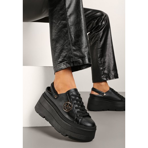 Czarne Sneakersy Vices na Grubej Tłoczonej Podeszwie z Paskiem na Pięcie i Metaliczną Ozdobą Zenfedi ze sklepu born2be.pl w kategorii Buty sportowe damskie - zdjęcie 176562429