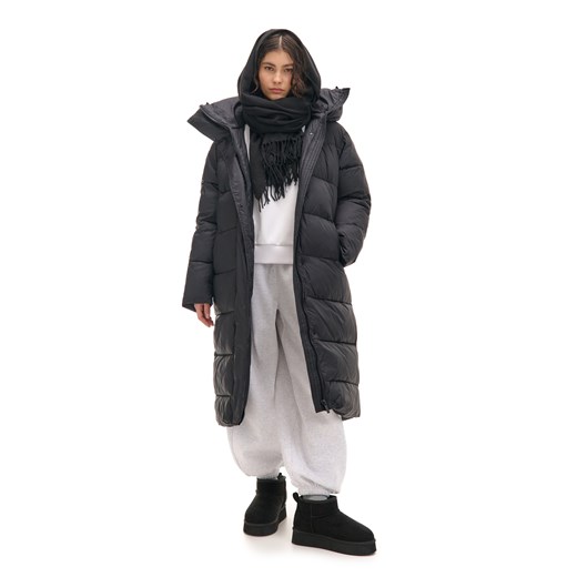 Cropp - Czarny pikowany płaszcz z kapturem - czarny ze sklepu Cropp w kategorii Płaszcze damskie - zdjęcie 176574545