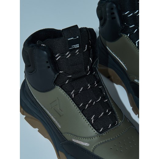 Cropp - Oliwkowe wysokie sneakersy na zimę - zielony Cropp 45 Cropp