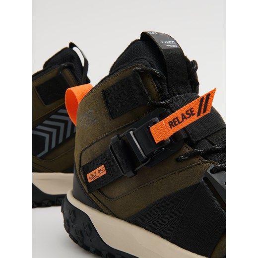 Cropp - Sznurowane sneakersy z zatrzaskiem - zielony Cropp 42 Cropp