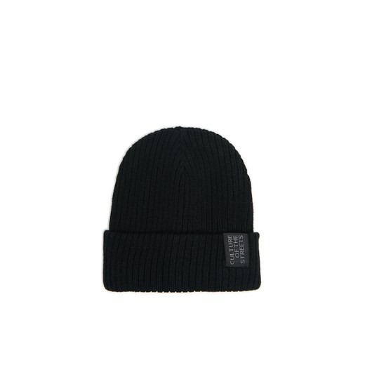 Cropp - Czarna czapka beanie z naszywką - czarny ze sklepu Cropp w kategorii Czapki zimowe męskie - zdjęcie 176575036