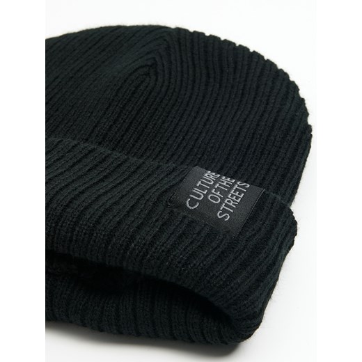 Cropp - Czarna czapka beanie z naszywką - czarny Cropp Uniwersalny Cropp