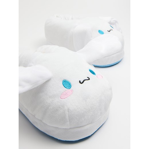Cropp - Pluszowe kapcie Cinnamoroll - biały Cropp 40/41 Cropp okazja