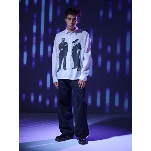 Cropp - Biała koszula z kontrastowym nadrukiem - biały Cropp S Cropp