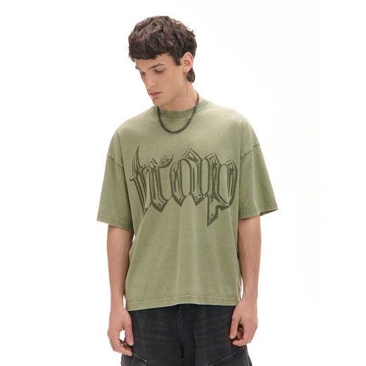 Cropp - Oliwkowa koszulka comfort z nadrukiem - zielony ze sklepu Cropp w kategorii T-shirty męskie - zdjęcie 176577688
