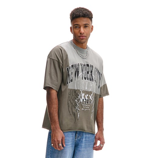 Cropp - Dwukolorowa koszulka z nadrukiem - szary ze sklepu Cropp w kategorii T-shirty męskie - zdjęcie 176578578
