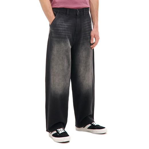 Cropp - Szare jeansy skater z efektem sprania - szary ze sklepu Cropp w kategorii Jeansy męskie - zdjęcie 176578967