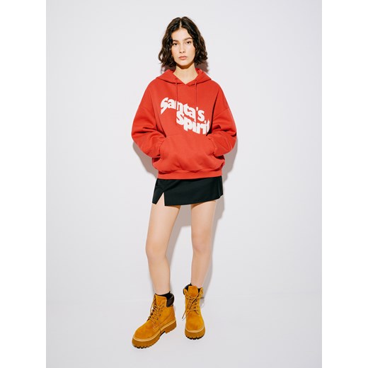 Cropp - Czerwona świąteczna bluza z kapturem - czerwony ze sklepu Cropp w kategorii Bluzy damskie - zdjęcie 176579505