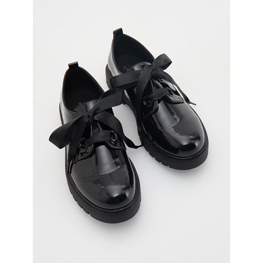 Reserved - Lakierowane loafersy - czarny ze sklepu Reserved w kategorii Półbuty dziecięce - zdjęcie 176599025