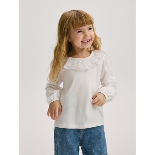 Reserved - Bawełniana bluzka z falbaną - biały ze sklepu Reserved w kategorii Bluzki dziewczęce - zdjęcie 176600886