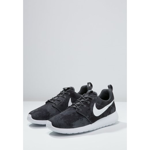 Nike Sportswear ROSHE ONE Tenisówki i Trampki dark grey/white/black/cool grey zalando szary sportowy