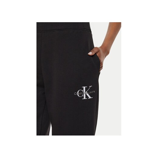 Calvin Klein Jeans Spodnie dresowe Monologo J20J223590 Czarny Relaxed Fit L MODIVO