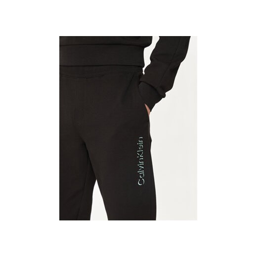 Calvin Klein Spodnie dresowe Shadow Embosed Logo K10K113097 Czarny Regular Fit Calvin Klein L MODIVO