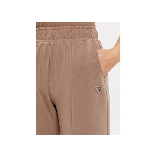 Guess Spodnie dresowe V5RB11 KCAY2 Brązowy Regular Fit Guess M MODIVO
