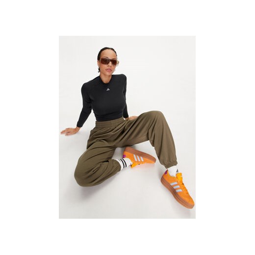 adidas Spodnie dresowe Essentials Fleece Boyfriend JIY9692 Khaki Loose Fit M MODIVO