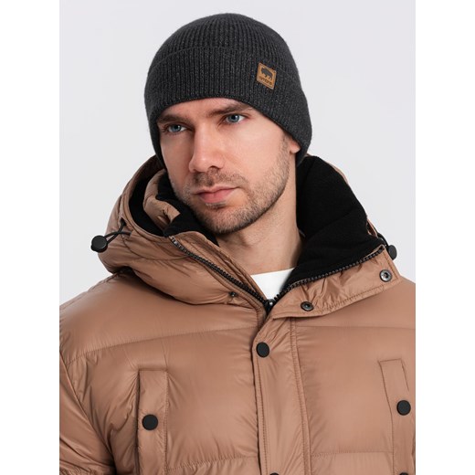 Dzianinowa męska czapka beanie z naszywką – czarny melanż V1 OM-ACWH-0123 uniwersalny okazja ombre