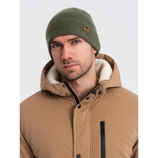 Dzianinowa czapka męska beanie z naszywką – oliwkowa V4 OM-ACWH-0123 ze sklepu ombre w kategorii Czapki zimowe męskie - zdjęcie 177558756