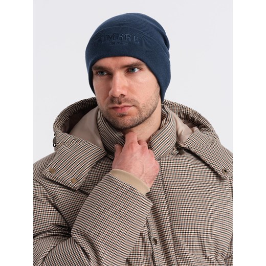 Męska czapka dzianinowa beanie z haftowanym napisem – granatowa V3 OM-ACWH-0120 ze sklepu ombre w kategorii Czapki zimowe męskie - zdjęcie 177558878