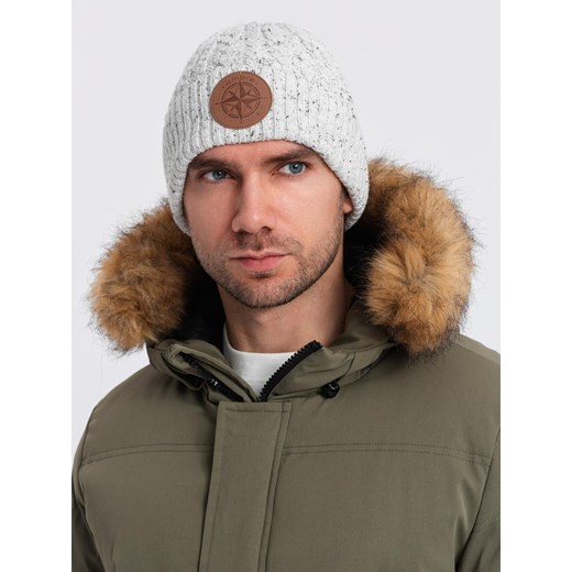 Czapka beanie męska z okrągłą tłoczoną naszywką – złamana biel V3 OM-ACWH-0121 uniwersalny okazja ombre