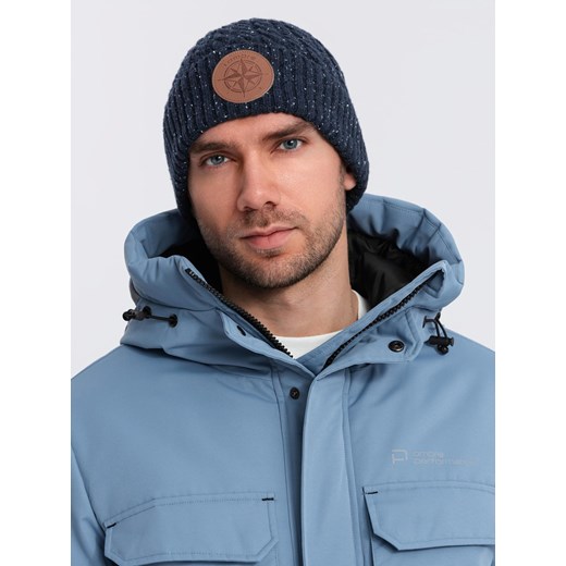 Czapka męska beanie z okrągłą tłoczoną naszywką – granatowa V2 OM-ACWH-0121 uniwersalny ombre promocyjna cena
