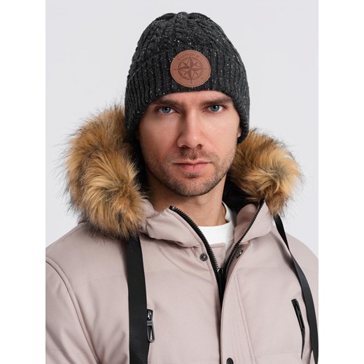 Męska czapka beanie z okrągłą tłoczoną naszywką – grafitowa V1 OM-ACWH-0121 uniwersalny ombre promocja