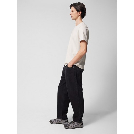 Męskie jeansy carrot Outhorn OTHWSS24TTROM635 - czarne ze sklepu Sportstylestory.com w kategorii Spodnie męskie - zdjęcie 177576378