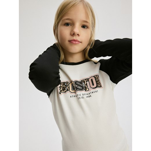 Reserved - Prążkowana koszulka z napisem - czarny ze sklepu Reserved w kategorii Bluzki dziewczęce - zdjęcie 177582287