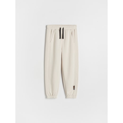 Reserved - Bawełniane joggery z ciepłej dzianiny - beżowy ze sklepu Reserved w kategorii Spodnie chłopięce - zdjęcie 177584739