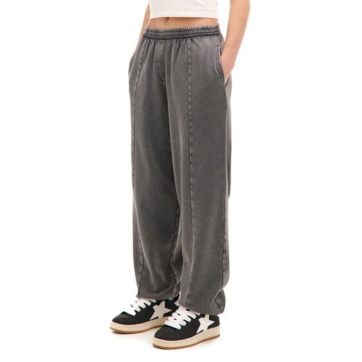 Cropp - Joggery z przeszyciami i efektem sprania - szary ze sklepu Cropp w kategorii Spodnie damskie - zdjęcie 177588998