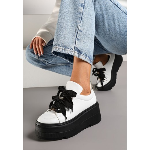 Biało-Czarne Sneakersy Vices na Płaskiej Podeszwie z Metalicznymi Ozdobami i Sznurowaniem Neladith ze sklepu renee.pl w kategorii Buty sportowe damskie - zdjęcie 177655448
