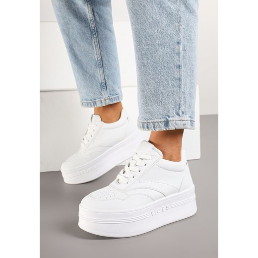Białe Sneakersy Vices na Grubej Podeszwie Ozdobione Metaliczną Wstawką Nelarwyn ze sklepu born2be.pl w kategorii Buty sportowe damskie - zdjęcie 177658437