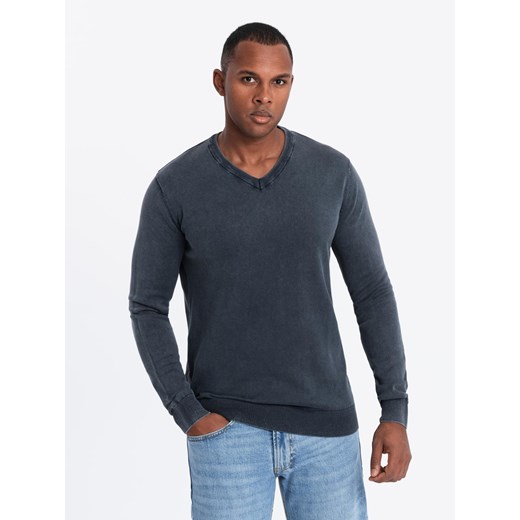 Washowany sweter męski z dekoltem w serek - granatowy V2 OM-SWOS-0108 ze sklepu ombre w kategorii Swetry męskie - zdjęcie 177658726