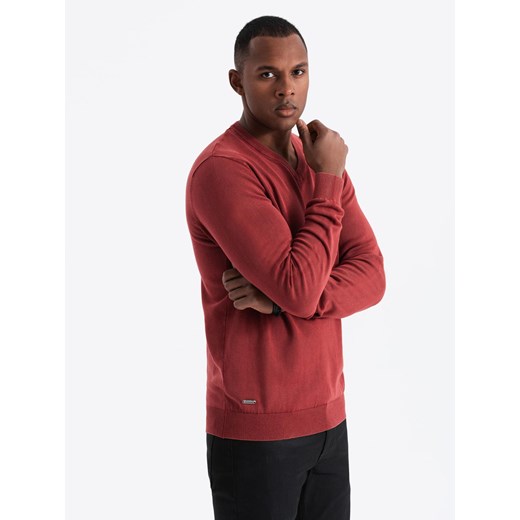 Sweter męski washowany z dekoltem w serek - czerwony V3 OM-SWOS-0108 ze sklepu ombre w kategorii Swetry męskie - zdjęcie 177659178