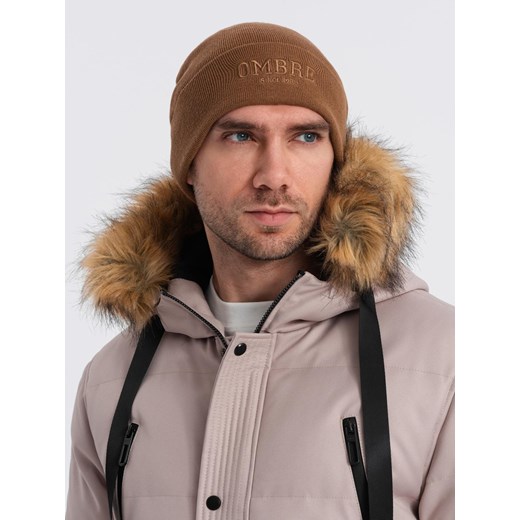 Czapka dzianinowa męska beanie z haftowanym napisem – brązowa V4 OM-ACWH-0120 ze sklepu ombre w kategorii Czapki zimowe męskie - zdjęcie 177659226
