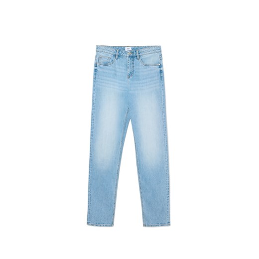 Cropp - Jasne jeansy carrot fit z efektem sprania - niebieski ze sklepu Cropp w kategorii Jeansy męskie - zdjęcie 177701805