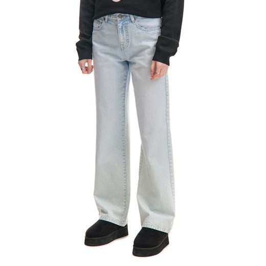 Cropp - Błękitne jeansy straight regular - niebieski ze sklepu Cropp w kategorii Jeansy damskie - zdjęcie 177701885