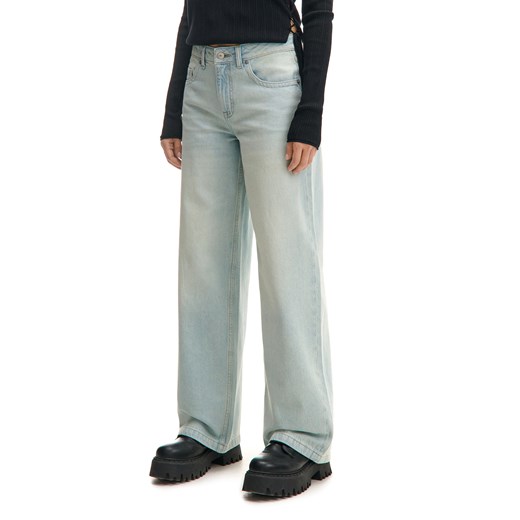 Cropp - Jasne jeansy baggy low waist w stylu vintage - niebieski ze sklepu Cropp w kategorii Jeansy damskie - zdjęcie 177701925