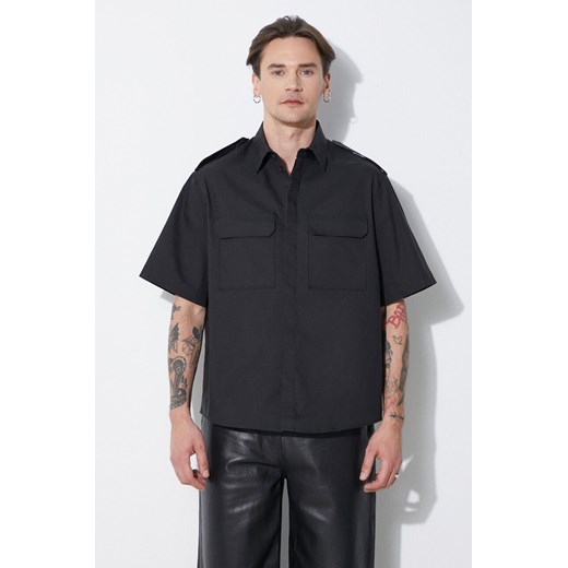 Neil Barrett koszula Loose Military Police Detail Short Sleeve Shirt męska kolor czarny regular z kołnierzykiem klasycznym MY60216A-Y037-001N ze sklepu ANSWEAR.com w kategorii Koszule męskie - zdjęcie 177749668