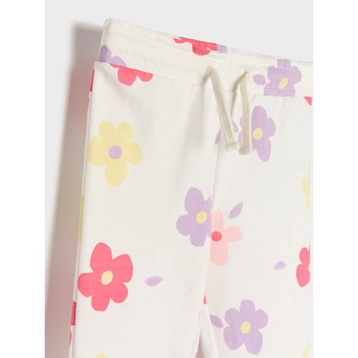 Sinsay - Spodnie dresowe z motywem kwiatów - kremowy Sinsay 98 Sinsay
