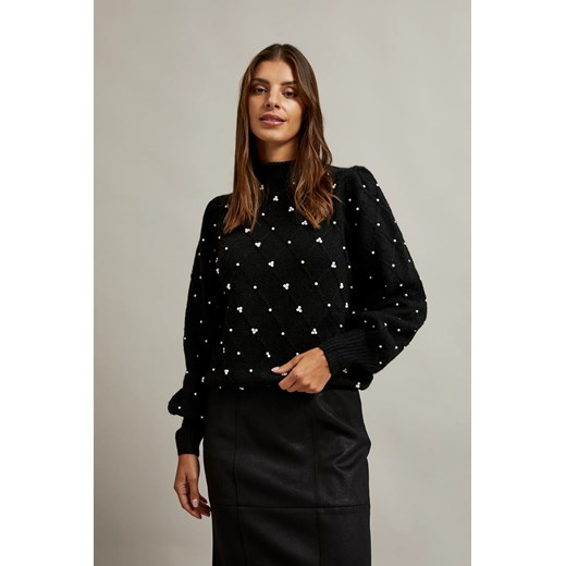 Sweter ozdobiony koralikami czarny ze sklepu Moodo.pl w kategorii Swetry damskie - zdjęcie 177794877