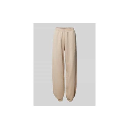 Spodnie dresowe o kroju relaxed fit z nadrukiem z logo ze sklepu Peek&Cloppenburg  w kategorii Spodnie damskie - zdjęcie 177811067