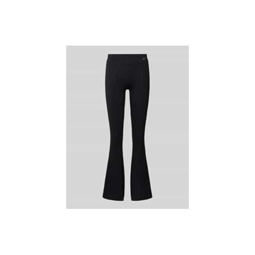 Legginsy o rozkloszowanym kroju z naszywką z logo ze sklepu Peek&Cloppenburg  w kategorii Spodnie damskie - zdjęcie 177829236