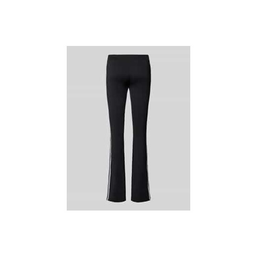 Legginsy o rozkloszowanym kroju z nadrukiem z logo ze sklepu Peek&Cloppenburg  w kategorii Spodnie damskie - zdjęcie 177843385