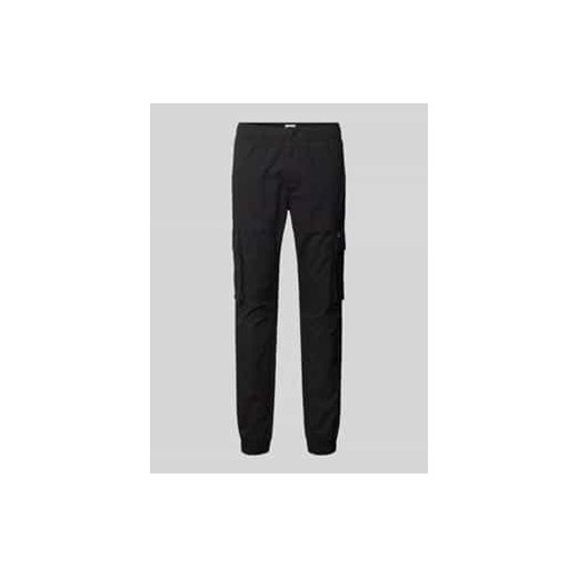 Spodnie cargo o kroju skinny fit z naszywką z logo ze sklepu Peek&Cloppenburg  w kategorii Spodnie męskie - zdjęcie 177846469